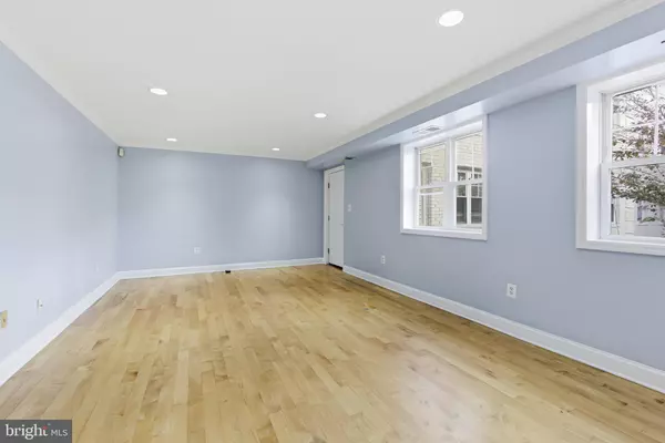 Washington, DC 20032,3872 9TH ST SE #201