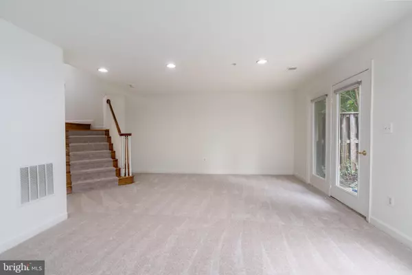 Mclean, VA 22102,7425 SENECA RIDGE DR