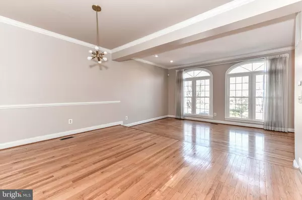 Vienna, VA 22181,2702 PEMBSLY DR