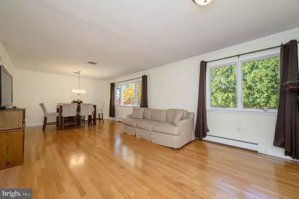 Ewing, NJ 08618,4 HICKORY HILL DR