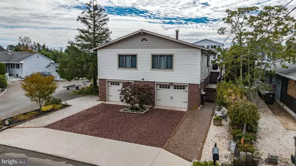 Tuckerton, NJ 08087,68 EDGEWATER DRIVE