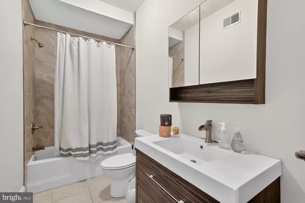 Philadelphia, PA 19123,946 N 2ND ST #5