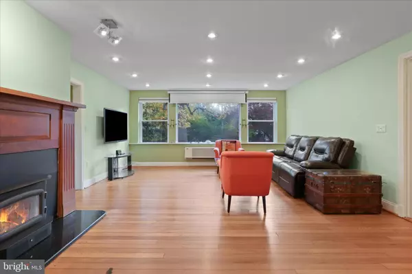 Dunn Loring, VA 22027,7914 IDYLWOOD RD