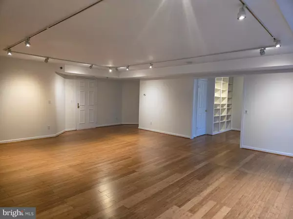 Bethesda, MD 20814,5450 WHITLEY PARK TER #HR-912