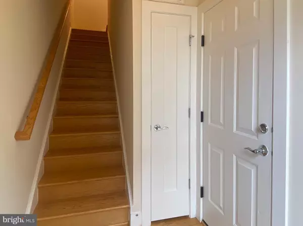 Rockville, MD 20850,924 KING FARM BLVD