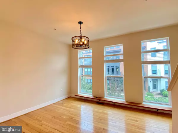 Rockville, MD 20850,924 KING FARM BLVD