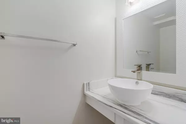 Sterling, VA 20164,203 GREENFIELD CT