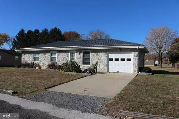 16 JACKSON ST, Petersburg, WV 26847