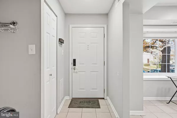 Burke, VA 22015,9175 BROKEN OAK PL #39B