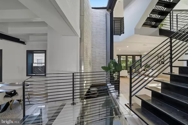 Washington, DC 20008,2220 Q ST NW