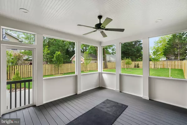 Falls Church, VA 22046,517A GREAT FALLS ST