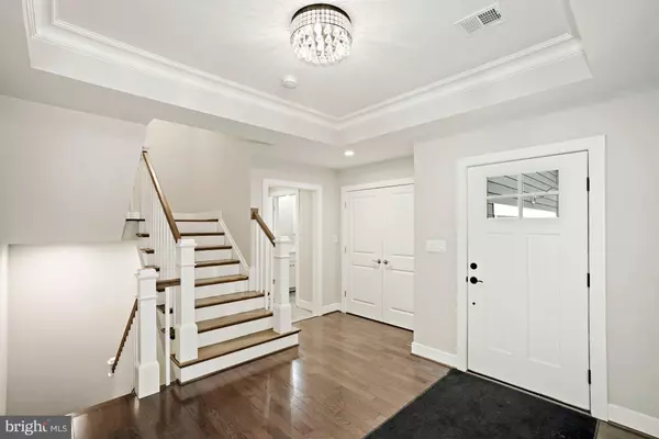 Falls Church, VA 22046,517A GREAT FALLS ST