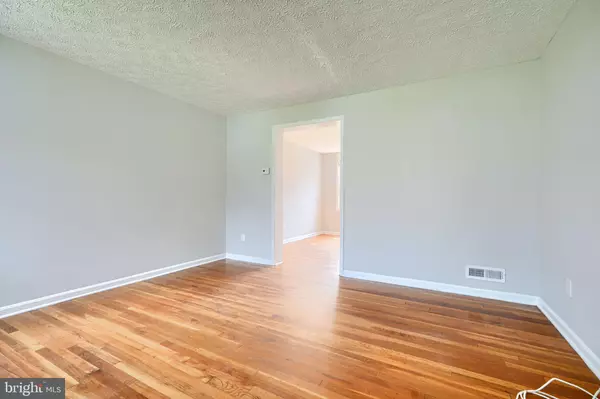 Essex, MD 21221,7 CARDINAL RD