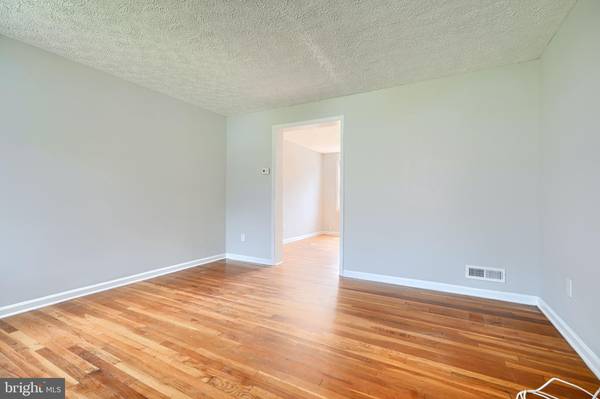 Essex, MD 21221,7 CARDINAL RD