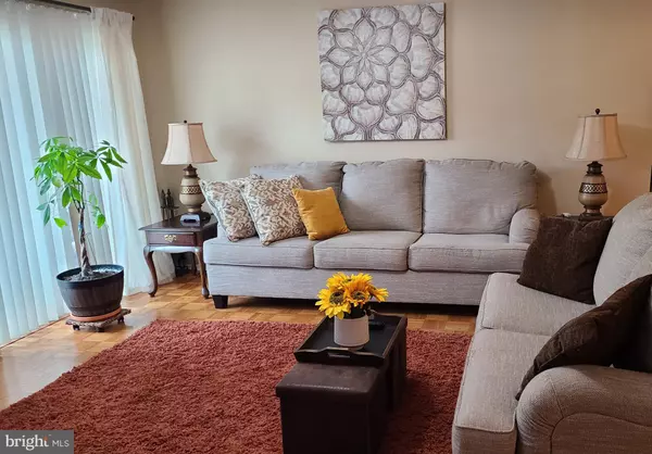 West Deptford, NJ 08051,463 DURHAM CT