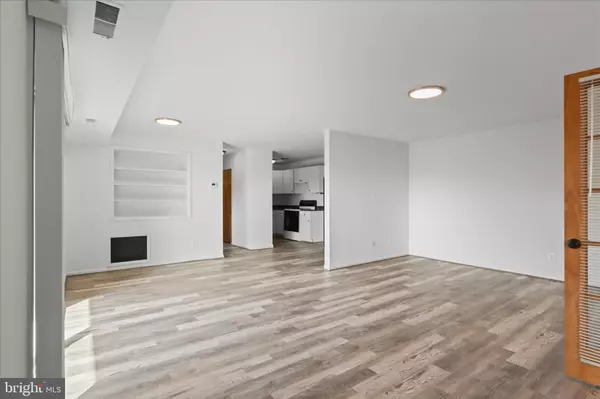 Vienna, VA 22180,214 LOCUST ST SE #124