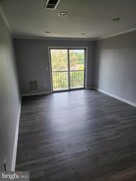 14805 RYDELL RD #303, Centreville, VA 20121