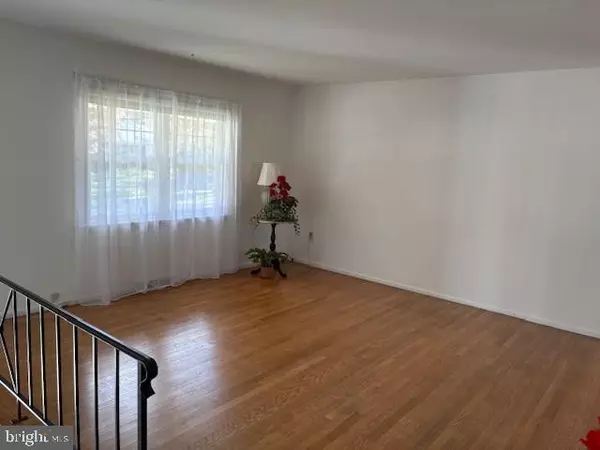 Reading, PA 19610,7 LARCHWOOD RD