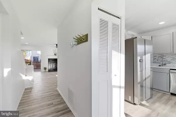 Chantilly, VA 20151,4127 WEEPING WILLOW CT #142-A