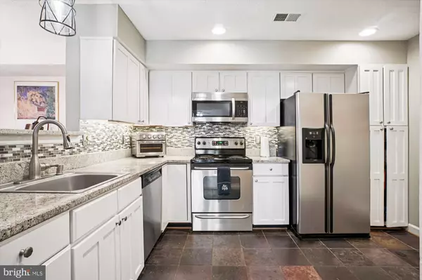 Fairfax, VA 22033,3801 RIDGE KNOLL CT #2A