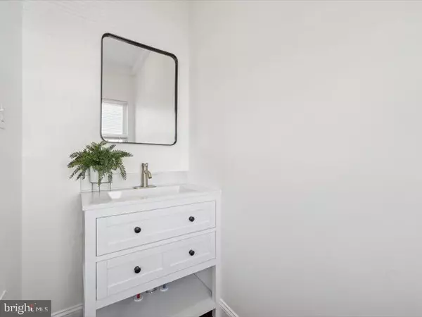 Philadelphia, PA 19142,7012 W PASSYUNK AVE