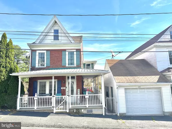 225 CHERRY ST, Saint Clair, PA 17970