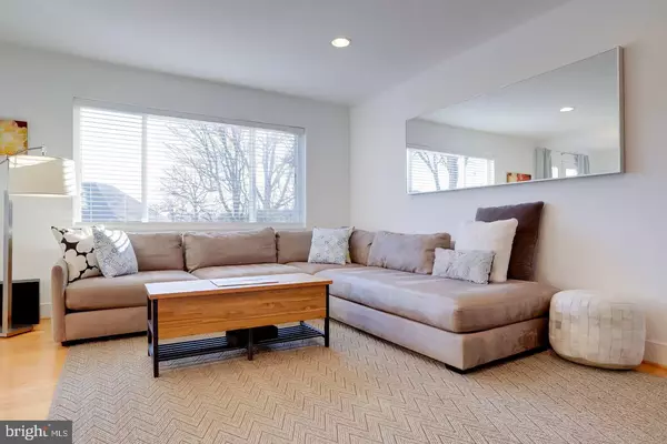 Arlington, VA 22207,4118 18TH RD N #TOP FLOOR