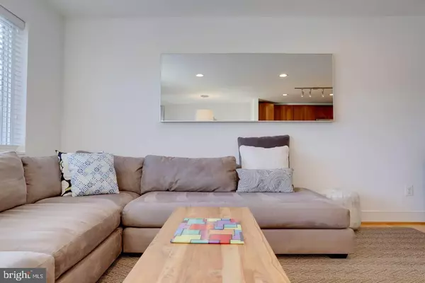 Arlington, VA 22207,4118 18TH RD N #TOP FLOOR