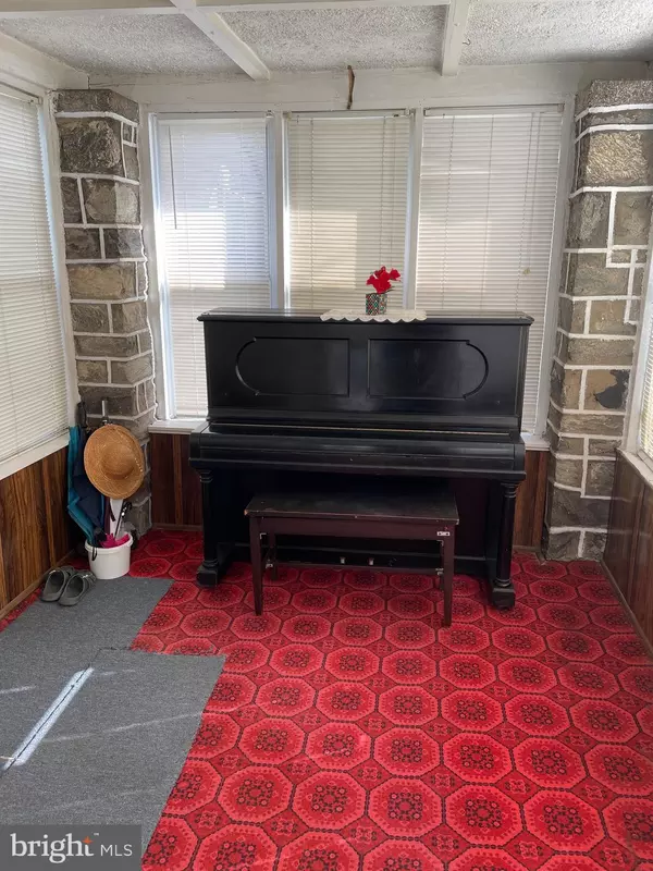 Upper Darby, PA 19082,206 HEATHER RD