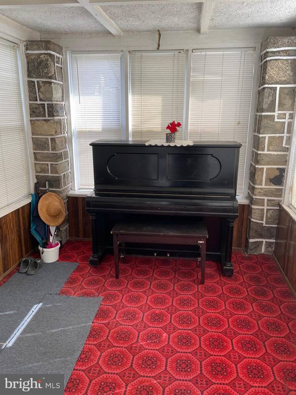 Upper Darby, PA 19082,206 HEATHER RD