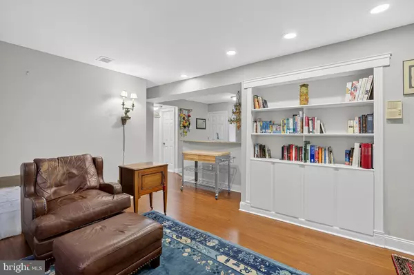 Alexandria, VA 22314,1407 E ABINGDON DR #1