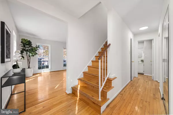 Burke, VA 22015,5658 SUTHERLAND CT