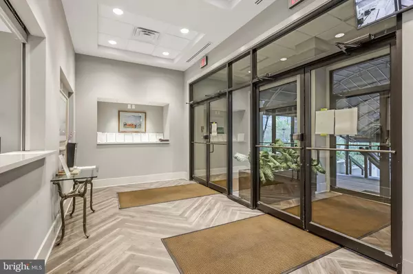 Alexandria, VA 22304,5300 HOLMES RUN PKWY #212