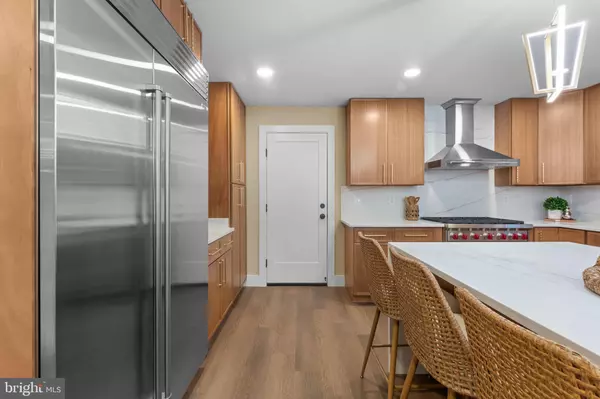 Oakton, VA 22124,10333 HICKORY FOREST DR