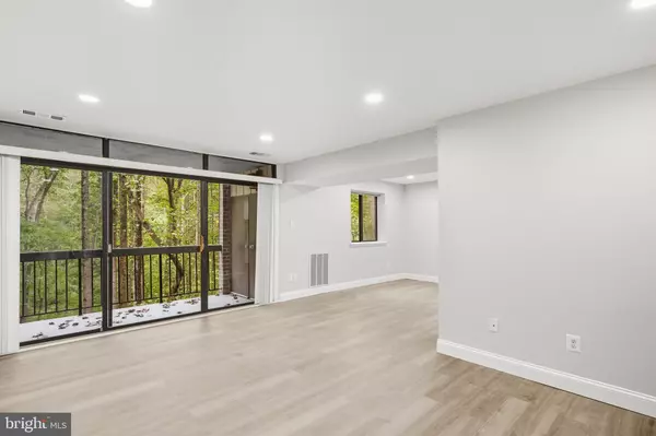 Reston, VA 20190,1664 PARKCREST CIR #201