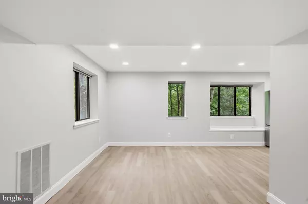 Reston, VA 20190,1664 PARKCREST CIR #201