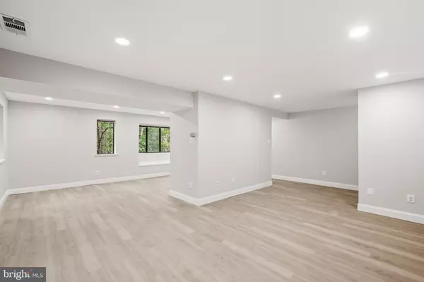 Reston, VA 20190,1664 PARKCREST CIR #201