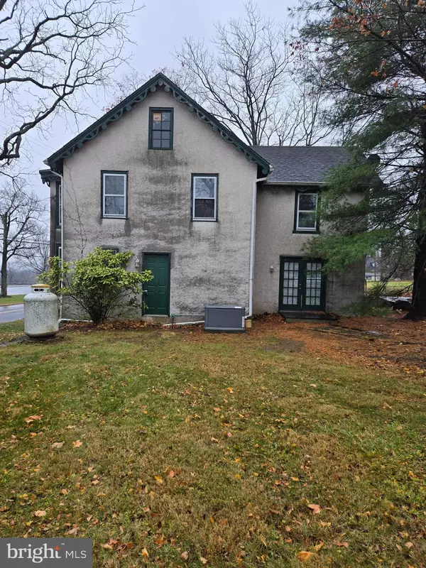 6 TOWNSHIP LINE RD, Line Lexington, PA 18932