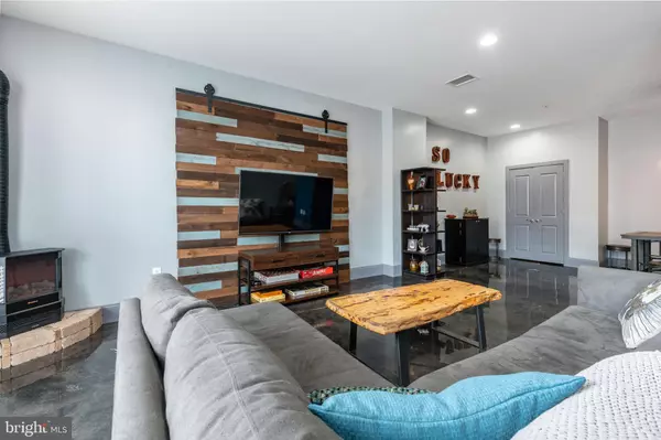 Philadelphia, PA 19130,1910 SPRING GARDEN ST #1