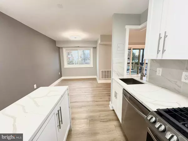 Vienna, VA 22180,212 PARK TERRACE CT SE #72