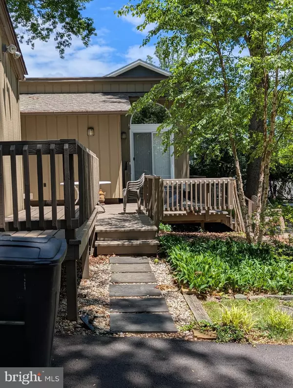 Vienna, VA 22180,323 OWAISSA RD SE