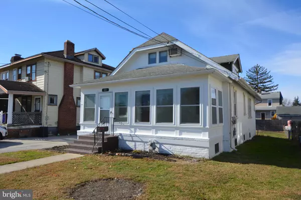 100 E ROLAND RD, Brookhaven, PA 19015