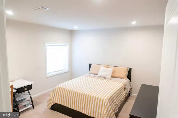 Fredericksburg, VA 22407,9216 SPLIT OAK