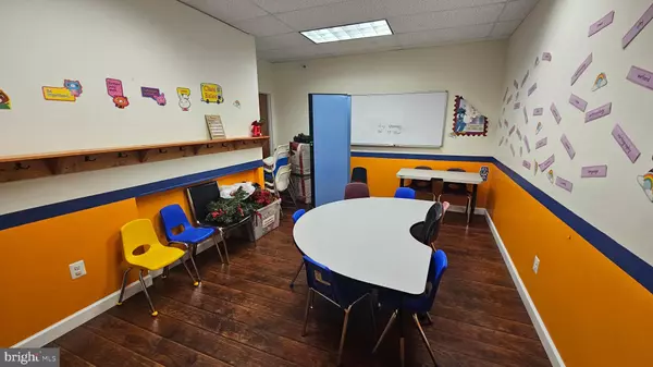 Chantilly, VA 20152,43130 AMBERWOOD PLZ #160