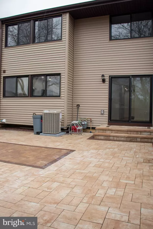 East Windsor, NJ 08520,842 JAMESTOWN RD