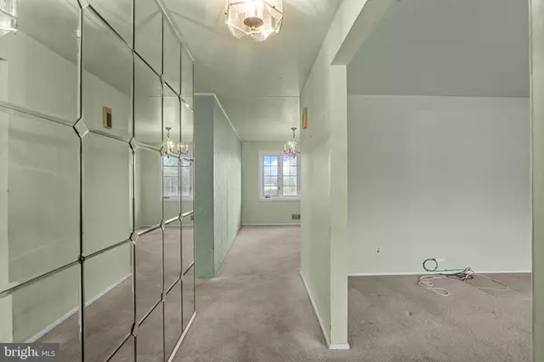 Hamilton, NJ 08610,23 DARK LEAF DR