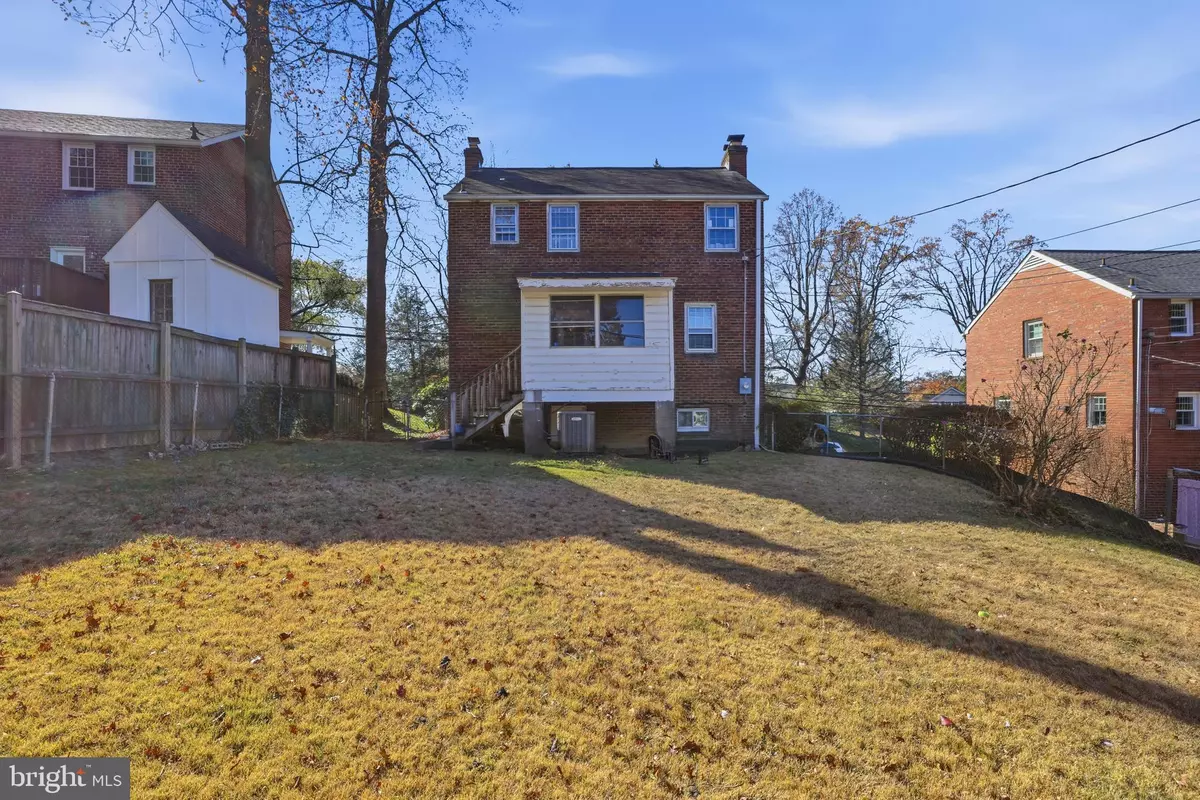 Arlington, VA 22205,5739 16TH ST N