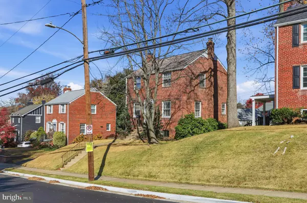 Arlington, VA 22205,5739 16TH ST N