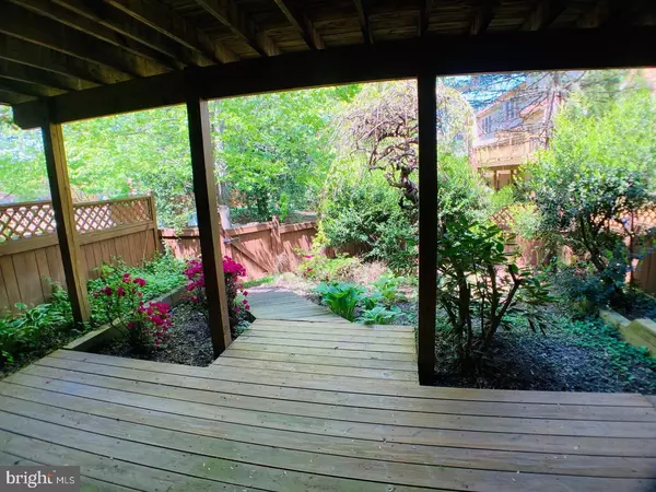 Fairfax, VA 22030,10496 COURTNEY DR