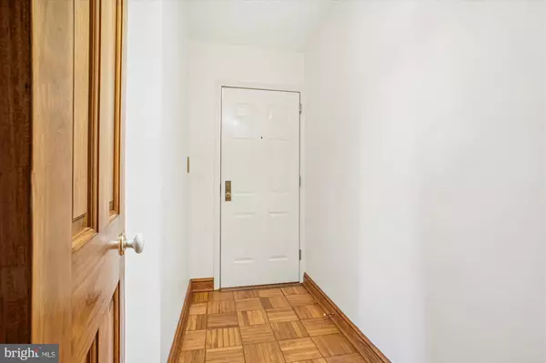 Alexandria, VA 22314,1602 W ABINGDON DR W #202